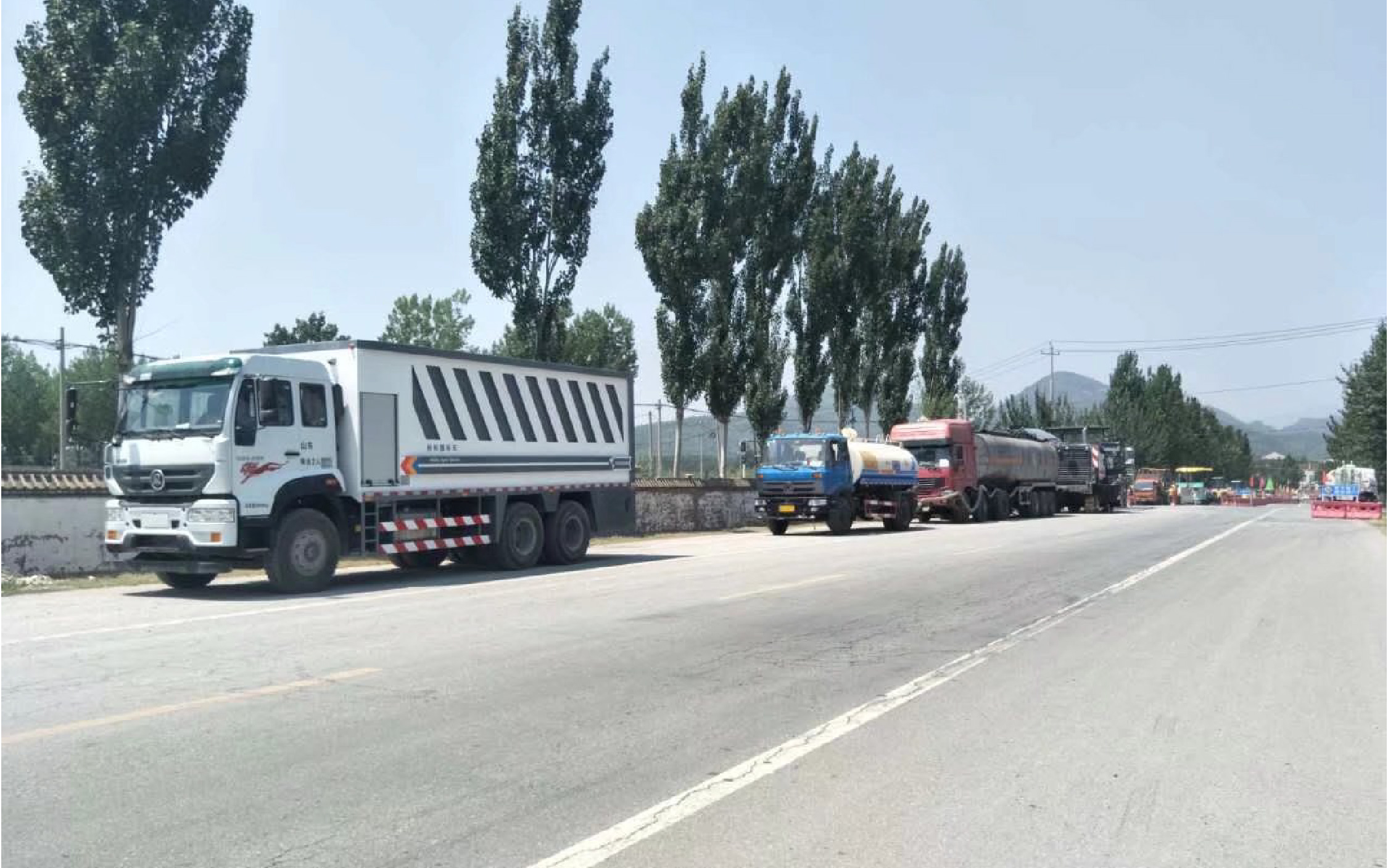 北京房山區新泗路大修 |陸達牌全自動粉料撒布車攜手德國維特根3800 CR 型泡沫瀝青就地冷再生機國內首秀