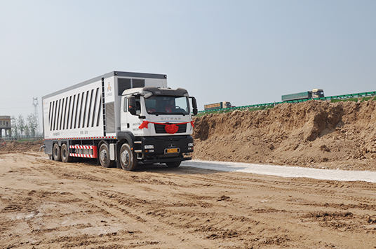 九州陸達(dá)牌粉料撒布車汕德卡40方施工現(xiàn)場大放異彩