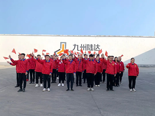 這家企業(yè)7年堅持升國旗：家是小小國，國是千萬家